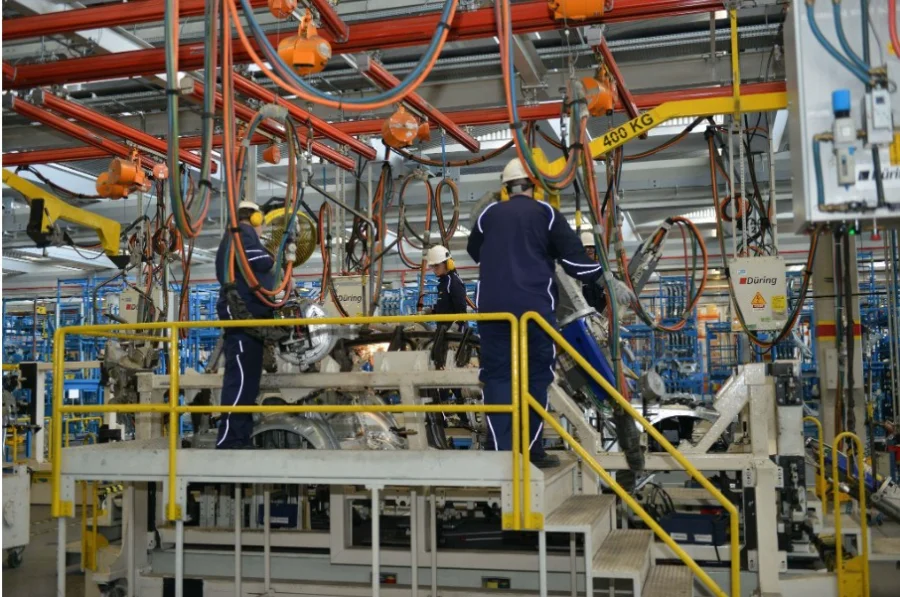 Trabalhadores atuam em linha de produção da indústria em Santa Catarina, setor que registrou alta no emprego formal em 2026 segundo o Novo Caged.