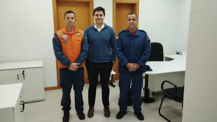 MP, Bombeiros e Defesa Civil se reúnem em Turvo Representantes da Defesa Civil, do Ministério Público e do Corpo de Bombeiros Militar se reúnem em Turvo para alinhar ações preventivas contra eventos climáticos e emergências.