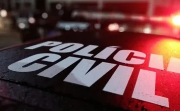 Polícia Civil prende suspeitos de roubo a mercado em Araranguá Viatura da Polícia Civil com luzes acionadas em imagem ilustrativa sobre prisão de suspeitos de roubo a mercado em Araranguá.