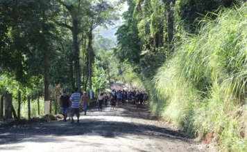 Prefeitura pavimenta acesso ao Morro da Cruz em Criciúma Romeiros caminham pela rua Martinho Brunelli, no bairro Mina União, em Criciúma, via de acesso ao Morro da Cruz que receberá pavimentação asfáltica.