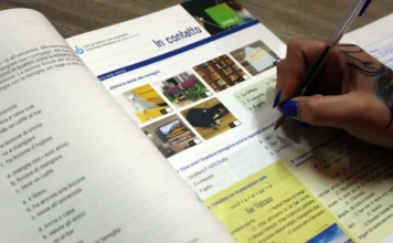 Unesc oferece italiano básico para profissionais da saúde Profissional estuda italiano em material didático durante curso da Escola de Idiomas Unesc voltado à área da saúde