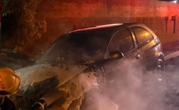 Carro pega fogo e mobiliza bombeiros em Cocal do Sul
