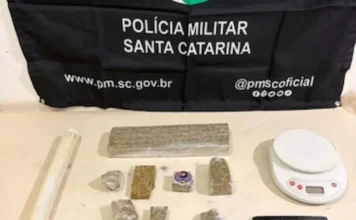 Mulher é presa com quase 1 kg de maconha em Sombrio