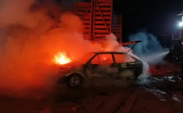 Carro é destruído por incêndio em Morro da Fumaça