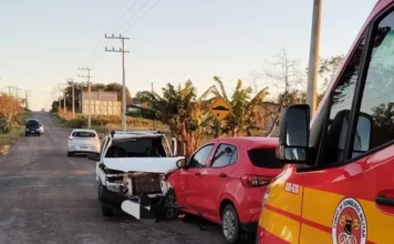 Colisão frontal deixa dois feridos em Içara