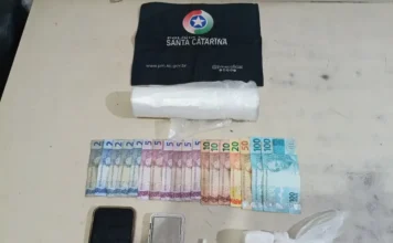 Mulher é presa por tráfico de drogas em Passo de Torres