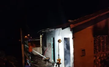 Incêndio destrói casa e mobiliza bombeiros em Turvo