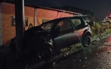 Carro bate em poste e deixa dois feridos em Orleans