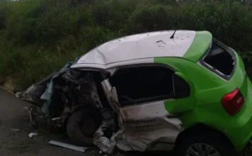 Motorista morre em colisão entre carro e caminhão