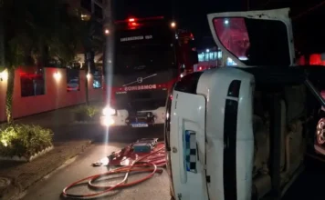 Idoso fica ferido após carro tombar no Centro de Criciúma