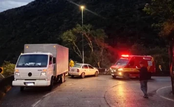 Carona fica ferido após colisão com caminhão na SC-390