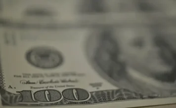 Dólar recua, bolsa fecha em queda e petróleo sobe