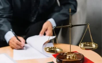 Mãe e padrasto são condenados por tortura à filha