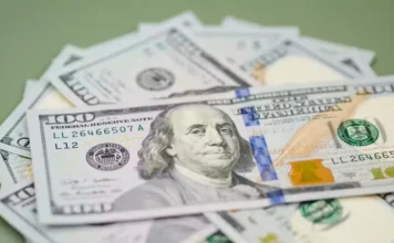 Dólar sobe após tarifa dos EUA e tensão no Irã
