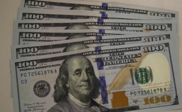 Dólar fecha a R$ 5,13 e Bolsa tem queda no pregão