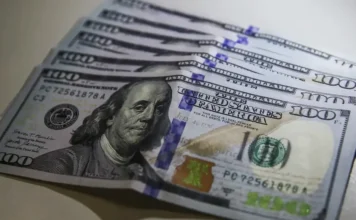 Dólar fecha estável e bolsa recua com cenário externo