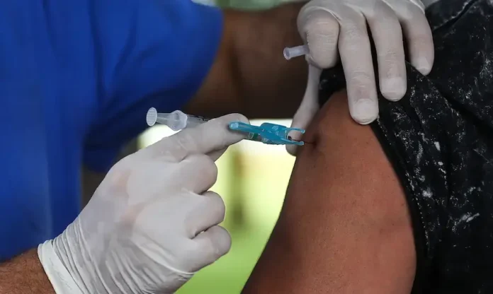 movimentacao_de_idosos_no_posto_da_612_sul_para_vacinacao_contra_influenza2403209966 (1)
