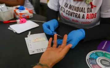 Desinformação sobre HIV amplia estigma e atrasa tratamento
