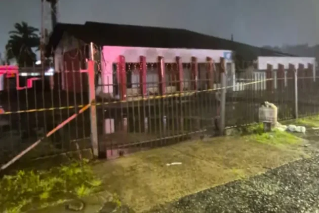 Galp&atilde;o isolado ap&oacute;s inc&ecirc;ndio registrado durante a noite no bairro Pinheirinho, em Crici&uacute;ma.