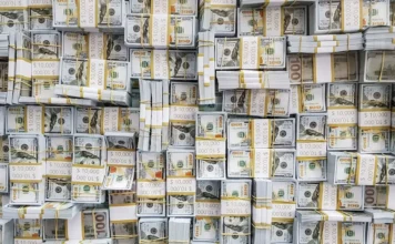 Dólar recua e Bolsa sobe quase 2% na semana