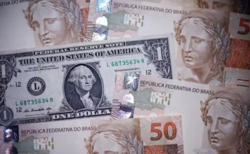 Dólar sobe com petróleo no radar