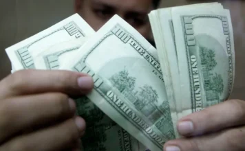 Dólar encerra julho com queda de 1,82%
