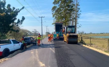 ARA-222 tem 1º km asfaltado em novo trecho de 5,8 km Trabalhadores e máquinas realizam a aplicação de asfalto na Rodovia ARA-222, em Araranguá, no novo trecho de 5,8 km.