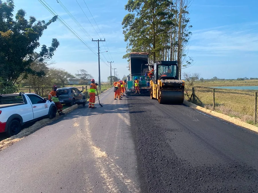 Trabalhadores e máquinas realizam a aplicação de asfalto na Rodovia ARA-222, em Araranguá, no novo trecho de 5,8 km.