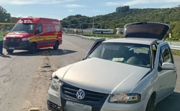Colisão entre carros deixa feridos na SC-108, em Urussanga Ambulância do Corpo de Bombeiros e carro envolvido em acidente na SC-108, no bairro Estação, em Urussanga.