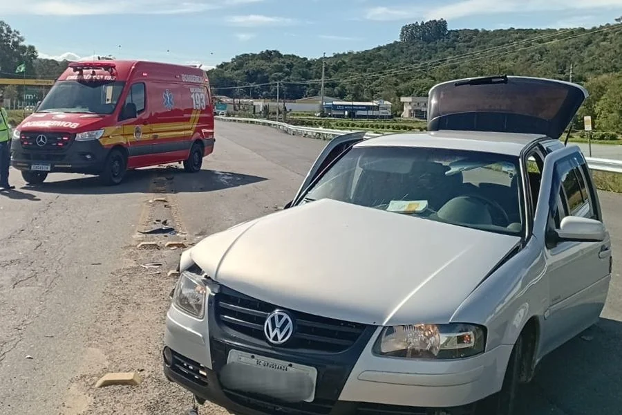 Ambulância do Corpo de Bombeiros e carro envolvido em acidente na SC-108, no bairro Estação, em Urussanga.