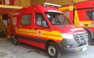 Acidente entre dois carros deixa quatro feridos em Turvo Ambulância do Corpo de Bombeiros de Santa Catarina estacionada no quartel de atendimento a emergências em ocorrência de acidente.