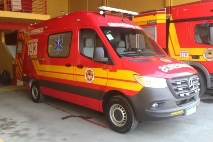 Acidente entre dois carros deixa quatro feridos em Turvo Ambulância do Corpo de Bombeiros de Santa Catarina estacionada no quartel de atendimento a emergências em ocorrência de acidente.