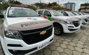 Adolescente é apreendido com bicicleta furtada em Araranguá Viaturas da Polícia Militar estacionadas, imagem ilustrativa de ocorrência policial envolvendo receptação e recuperação de bicicleta em Araranguá.