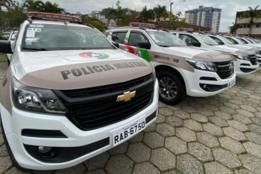 Adolescente é apreendido com bicicleta furtada em Araranguá Viaturas da Polícia Militar estacionadas, imagem ilustrativa de ocorrência policial envolvendo receptação e recuperação de bicicleta em Araranguá.