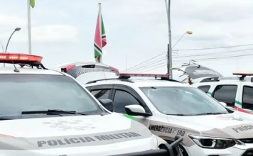Agressão contra mulher termina com três prisões em Forquilhinha Viaturas da Polícia Militar em imagem ilustrativa de ocorrência de violência doméstica em Forquilhinha.