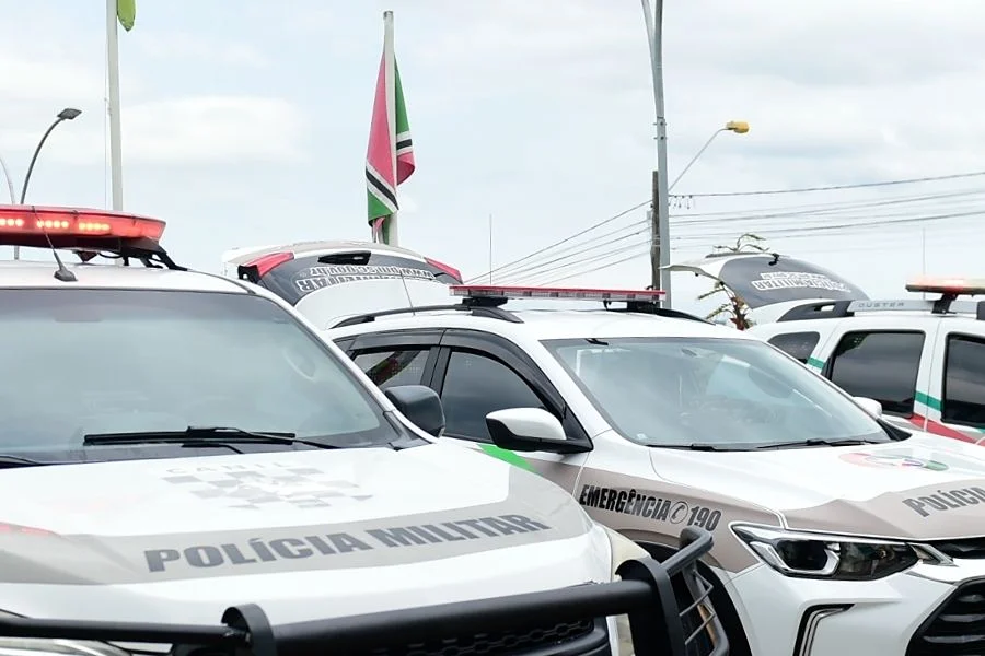 Agressão contra mulher termina com três prisões em Forquilhinha Viaturas da Polícia Militar em imagem ilustrativa de ocorrência de violência doméstica em Forquilhinha.