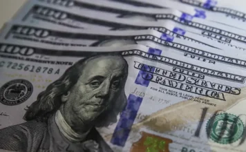 Ajuda internacional de países ricos cai 23,1% em 2025 Notas de 100 dólares ilustram queda de 23,1% na ajuda internacional dos países ricos em 2025.
