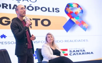Alesc debate linha de cuidado para TEA em Florianópolis Palestrante participa de seminário da Alesc sobre linha de cuidado para pessoas com deficiência intelectual e Transtorno do Espectro Autista (TEA), em Florianópolis.