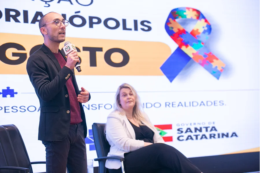 Alesc debate linha de cuidado para TEA em Florianópolis Palestrante participa de seminário da Alesc sobre linha de cuidado para pessoas com deficiência intelectual e Transtorno do Espectro Autista (TEA), em Florianópolis.