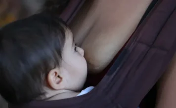 Amamentação reduz risco cardiovascular entre mulheres Bebê sendo amamentado, prática associada à redução do risco cardiovascular, de infarto e de AVC entre mulheres.