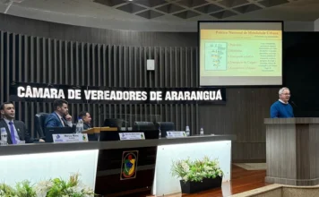 Araranguá apresenta plano com foco em mobilidade urbana Diretor de Planejamento Nelson Prohmann apresenta o Plano Executivo de Mobilidade Urbana na Câmara de Vereadores de Araranguá.
