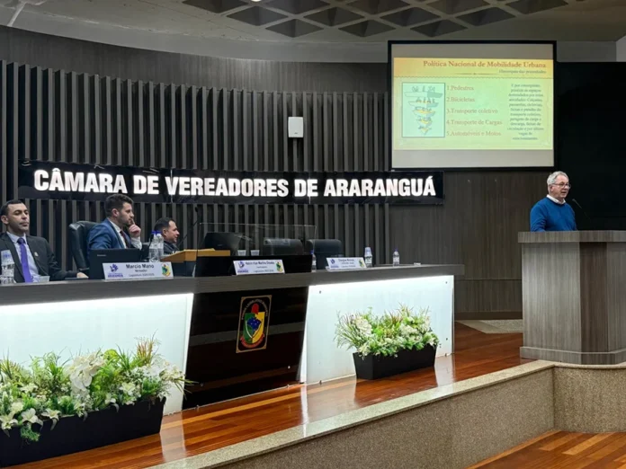 Araranguá apresenta plano com foco em mobilidade urbana Diretor de Planejamento Nelson Prohmann apresenta o Plano Executivo de Mobilidade Urbana na Câmara de Vereadores de Araranguá.