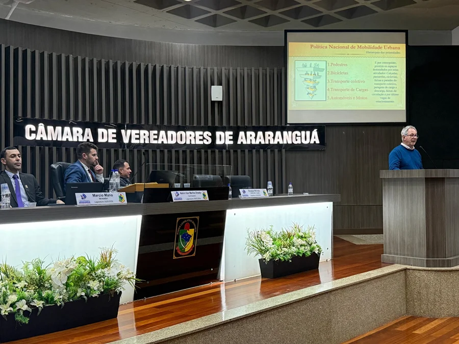 Diretor de Planejamento Nelson Prohmann apresenta o Plano Executivo de Mobilidade Urbana na Câmara de Vereadores de Araranguá.