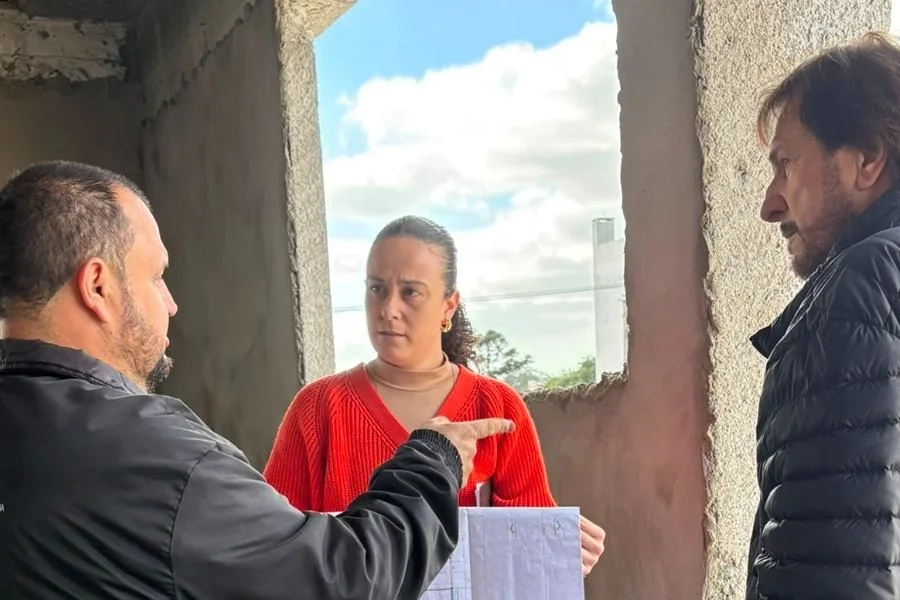 Prefeito Cesar Cesa e engenheira acompanham obra do novo Centro Municipal de Atendimento Educacional Especializado no antigo UCCA, em Araranguá.
