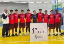 Araranguá avança na Copa AMESC e conquista pódios Equipe masculina de vôlei de Araranguá comemora o 1º lugar no Torneio do SESI, em Balneário Arroio do Silva.