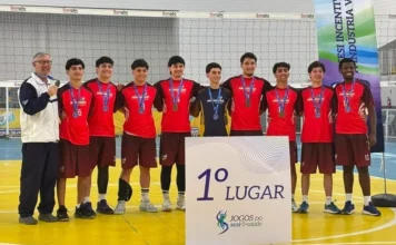 Araranguá avança na Copa AMESC e conquista pódios Equipe masculina de vôlei de Araranguá comemora o 1º lugar no Torneio do SESI, em Balneário Arroio do Silva.