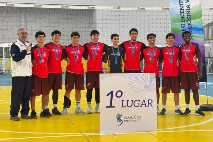 Araranguá avança na Copa AMESC e conquista pódios Equipe masculina de vôlei de Araranguá comemora o 1º lugar no Torneio do SESI, em Balneário Arroio do Silva.
