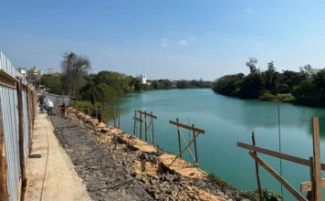 Araranguá inicia deck de R$ 330 mil às margens do rio Obras de construção do novo deck de contemplação às margens do Rio Araranguá, no Centro, com trabalhadores atuando na estrutura junto ao rio.