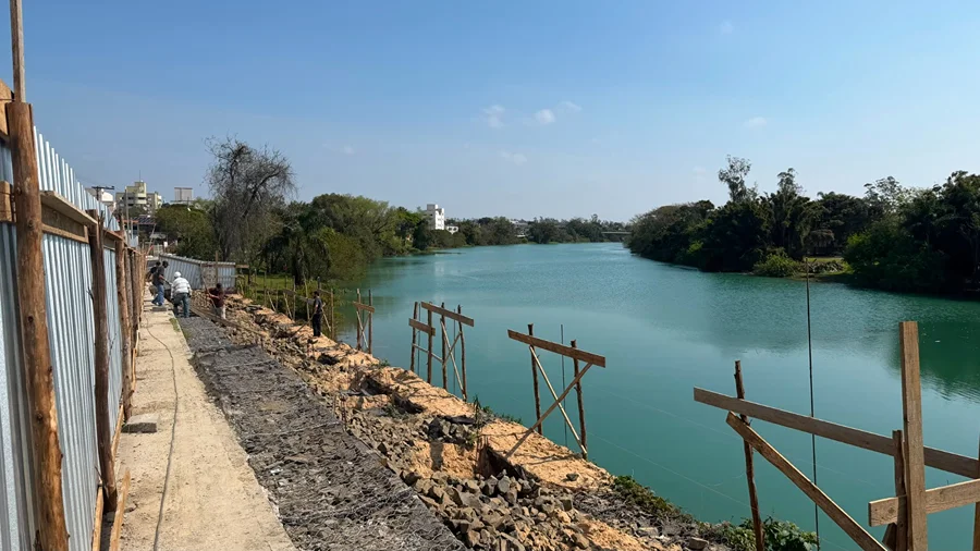 Obras de construção do novo deck de contemplação às margens do Rio Araranguá, no Centro, com trabalhadores atuando na estrutura junto ao rio.