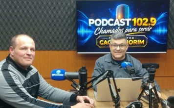 Araranguá recebe Congresso de Missões a partir do dia 27 Giovanni Souza participa do podcast Chamados para Servir, da 102.9 Amorim FM, durante entrevista sobre o Congresso de Missões da Assembleia de Deus de Araranguá.